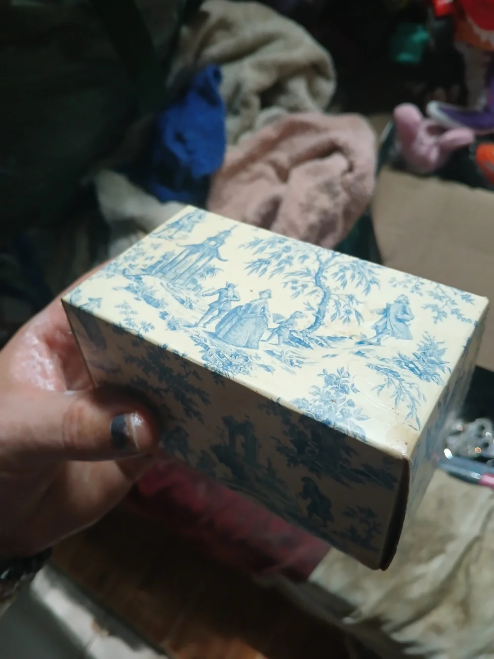 blue and white Toile de Jouy (or Chinoiserie-influenced pastoral) 4.5